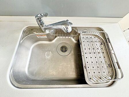 大きな調理器具や食器類もゆったり洗えるシンクです。