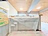 キッチン：リビングダイニングを見渡せる対面キッチン。コミュニケーションがとりやすいオープンな空間です。