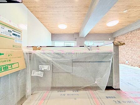リビングダイニングを見渡せる対面キッチン。コミュニケーションがとりやすいオープンな空間です。