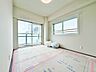 寝室：大きな窓からたっぷりと陽光が注がれる明るい空間。時を忘れて過ごせるお部屋。