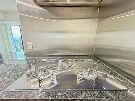 忙しいときでも一度にたくさんの料理が作れる3口コンロ。使い勝手の良さを考えました。