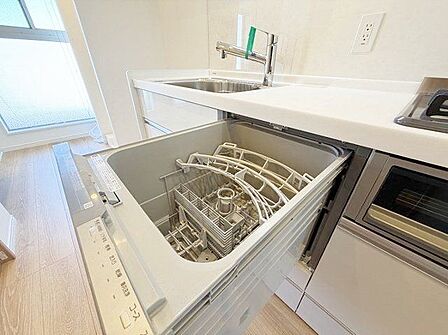 ビルトイン食洗機は作業台が広く使え、見た目もスッキリ。節水や節電も充実して家事の手助けをしてくれます