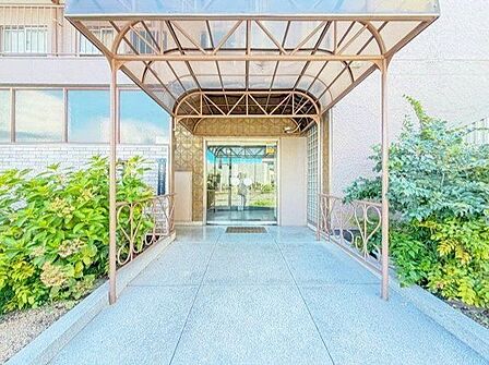 エントランスの脇に緑を植栽してあります。ご帰宅される方を温かく出迎えてくれます。