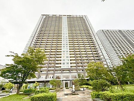 爽やかな青空の下に贅沢なほどに降り注ぐ陽光、豊かな居住性。クオリティが見事に調和した住空間。