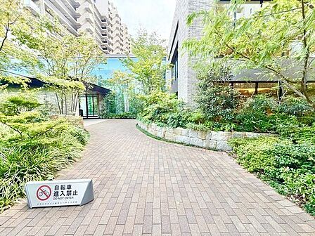 帰宅されるご家族や、訪れる方を優しく迎える・安らぎに満ちた生活空間を予感させてくれます。