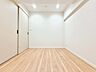 寝室：過ぎ行く時間をゆったりと感じられる落ち着いたお部屋。静かな環境でリラックスタイムをスタート。