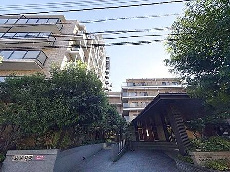 街並みに自然と馴染む色を基調とした美しい外観。落ち着いた印象があります。