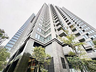 外観：優雅な立ち姿のお住まいは多様なライフスタイルをサポートし、上質な時間をお過ごしいただけます。