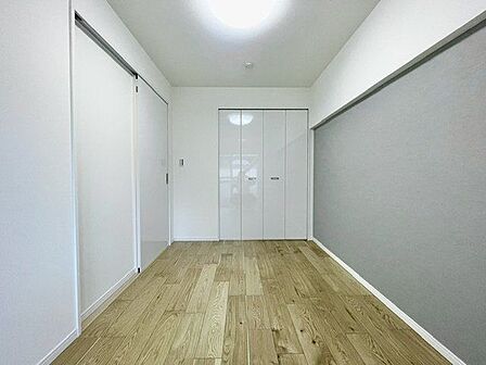 一日の疲れをいやしてくれる主寝室。時を忘れて過ごす場所として過ごせるお部屋。
