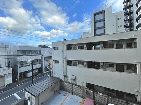 さまざまな表情の景色を眺めながら、くつろぎのひと時をお過ごし頂けます。(空の加工を生成AIで行っています)