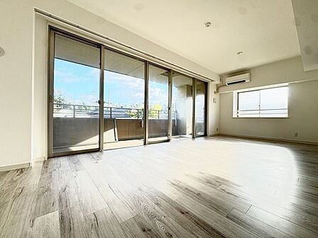 大きな窓を配置して明るく広がりのあるリビングにしました。家族の声が明るく響くオープンスペースです。