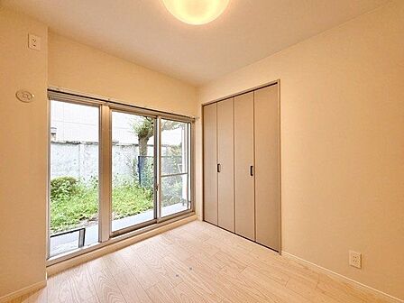 開口部が広くたくさんの陽を取り入れます。窓を開ければ気持ちよい風が舞い込んできて開放的な空間を演出。