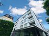 外観：爽やかな青空の下に贅沢なほどに降り注ぐ陽光、豊かな居住性。クオリティが見事に調和した住空間。（空の加工を生成AIで行っています。）