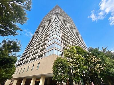 外観:優雅な立ち姿のお住まいは多様なライフスタイルをサポートし、上質な時間をお過ごしいただけます。(空の加工を生成AIで行っています) 外観:優雅な立ち姿のお住まいは多様なライフスタイルをサポートし、上質な時間をお過ごしいただけます。(空の加工を生成AIで行っています)