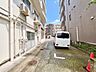 駐車場：機械操作の必要ない平面駐車場。荷物の出し入れもスムーズ。車高制限もありません。(空の加工を生成AIで行っています)