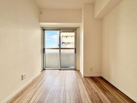 大きな窓からたっぷりと陽光が注がれる明るい空間。時を忘れて過ごせるお部屋。