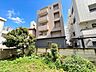 外観：都会の喧騒を離れ、ゆったりとした時間をお過ごしください。（空の加工を生成AIで行っています。）