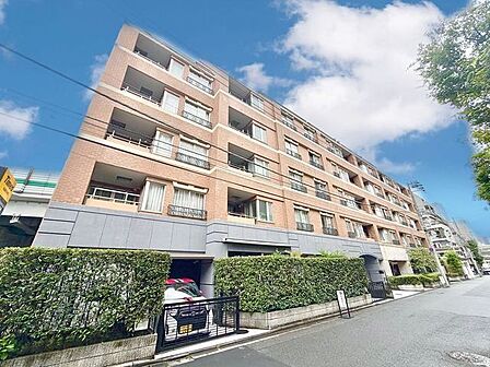 爽やかな青空の下に贅沢なほどに降り注ぐ陽光、豊かな居住性。クオリティが見事に調和した住空間。(空の加工を生成AIで行っています)
