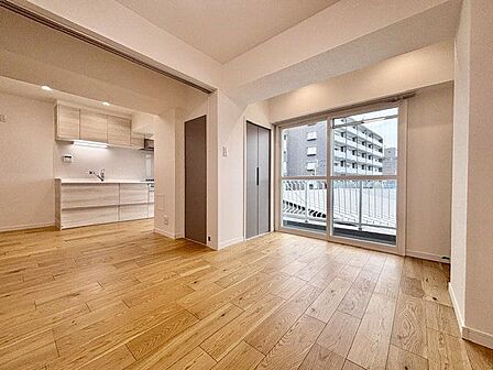 リビングと隣接の洋室は、引き戸を開くと広々空間になります。家族構成の変化にも柔軟に対応できます。