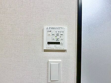 雨の日などに心強い浴室乾燥機付。寒い季節の予備暖房にも便利です。