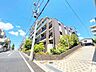 外観：住まいは明日へのエネルギーを養うオアシスだとすれば、元気のでる存在でなければなりません。（空の加工を生成AIで行っています）