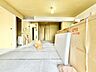 室内：美しくデザインされた住空間。笑顔の絶えない暮らしがはじまる。