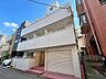 外観：住む人がいつまでも心地良さを感じ続けられる多様な住空間を創造します。 （空の加工を生成AIで行っています）