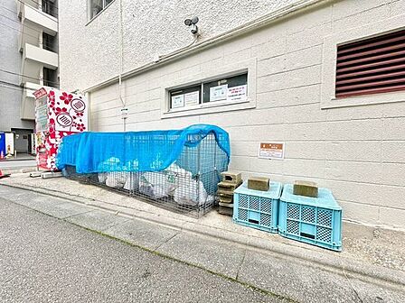 敷地内ごみ置き場。