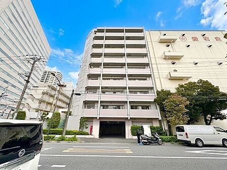 環境に調和した気品漂う外観。落ち着きのある上質な空間へといざないます。(空の加工を生成AIで行っています)