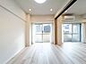 寝室：大きな窓からたっぷりと陽光が注がれる明るい空間。