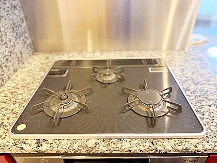 忙しいときでも一度にたくさんの料理が作れる3口コンロ。使い勝手の良さを考えました。