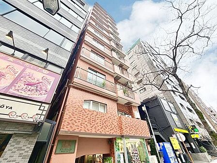 タイル貼りの綺麗な外観。流行に左右されず、将来にわたって価値が継続する上質な佇まい。