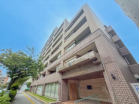環境に調和した気品漂う外観。落ち着きのある上質な空間へといざないます。(空の加工を生成AIで行っています)