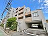 外観：爽やかな青空の下に贅沢なほどに降り注ぐ陽光、豊かな居住性。クオリティが見事に調和した住空間。（空の加工を生成AIで行っています。）