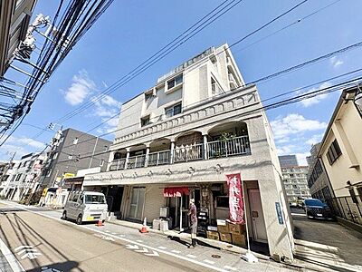 外観:おしゃれな雰囲気や自然の潤い、親しみやすさといった個性を、街に新たな価値をもたらし続けてくれます。 外観:おしゃれな雰囲気や自然の潤い、親しみやすさといった個性を、街に新たな価値をもたらし続けてくれます。