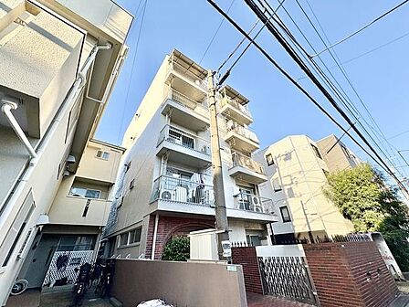 いくつもの季節が過ぎ去り、人々の想い出を見守り続けて来た本邸宅。人生を楽しむための住まいになりました。