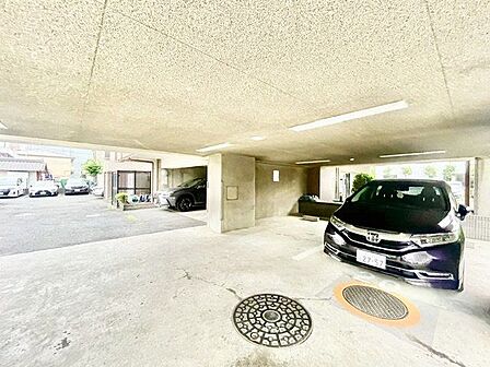 敷地内駐車場。