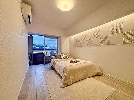 大きな窓からたっぷりと陽光が注がれる明るい空間。時を忘れて過ごせるお部屋。