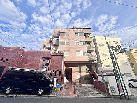 豊かな住環境に恵まれたレジデンス。明るさとぬくもりを感じる、落ち着いた佇まい。