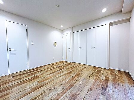 落ち着いた雰囲気のリビングダイ二ング。伸びやかな空間のなかで、ゆったりとしたひとときを過ごせます。