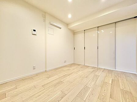 ナチュラルな木目調の床から木のぬくもりを感じられる広々としたリビングルーム。