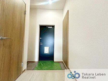 シンプルな玄関は、インテリアを選ばず、すっきりとした印象。毎日の外出・帰宅をスムーズに迎えられます。