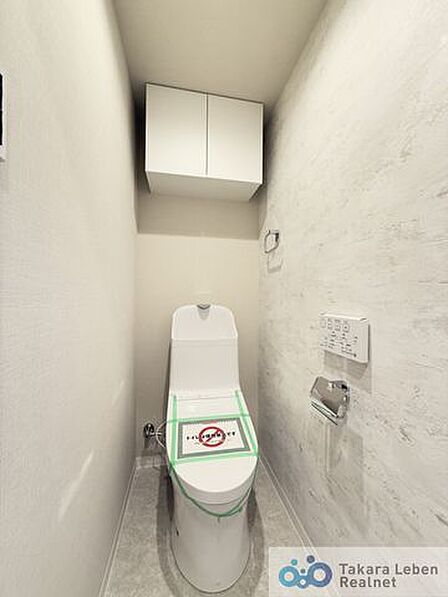 ウォシュレット機能付きのトイレは壁掛けリモコンの上位グレードを採用。便座がスッキリした印象となり、限られた空間を広く見せる効果があります。