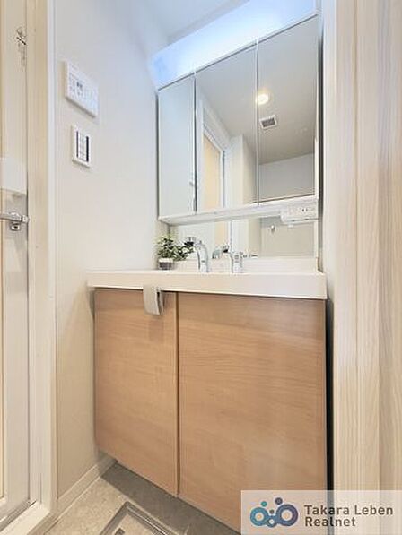 洗面室は朝を快適にさせてくれる大切な空間です。バタバタしている忙しい朝でも収納が多い洗面台では短時間で効率良く支度ができます。