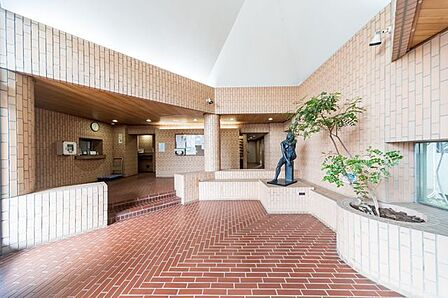 マンションエントランスです。落ち着いた温かみのある色調で、住む人をやさしく迎えてくれます。