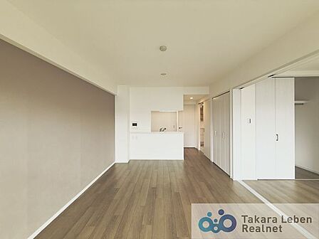 家族が集まる場所だからこそ、採光と通風を確保した心地よいリビングとなっております。自然と家族皆が揃い、笑顔が溢れる場となりそうです。