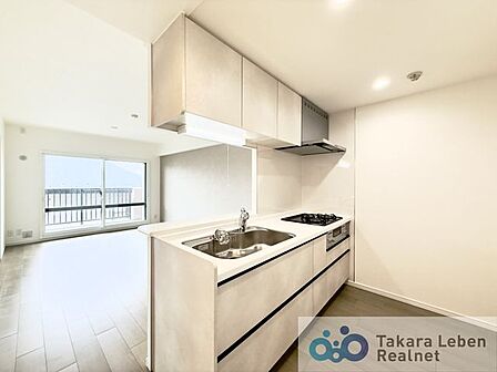 キッチンは人気の対面設計となっている為、リビングにいる方との会話が飛び交う明るい空間となりそうです。