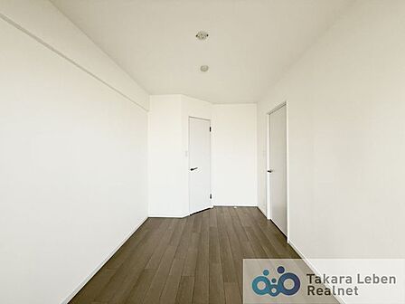 約6.6帖の洋室です。お気に入りのベッドを配置して、自分だけのこだわりの空間に仕上げてみましょう。