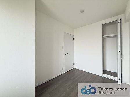約5.0帖の洋室です。宿題をしたり、リモートワークに勤しんだり。落ち着いた雰囲気の中でゆっくりと思考を巡らすことができます。