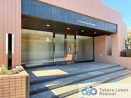 エントランス外部は、高級感のあるタイル貼りを採用した、落ち着いた外観デザイン。エントランスのサイドには植栽を配し、緑の潤いにあふれたアプローチを実現。